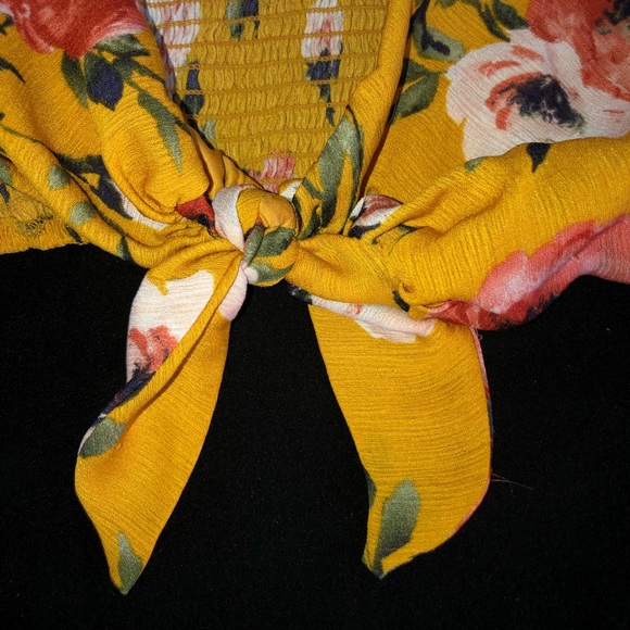 Cropped Flowy Tie Front Floral Top - Picture 8 of 11